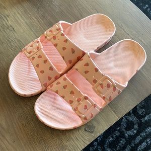 (Brand new!) Strawberry print slides from the Summer 2022 Jilly Box